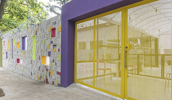 Projeto de Escola Infantil assinado por Pablo Dantas e Meius Arquitetura com fachada em mosaico Creta Preall